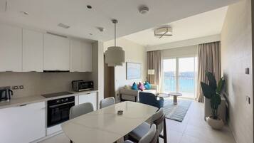 Superior suite, uitzicht op jachthaven | Woonruimte | Een 45-inch smart-tv met satellietzenders