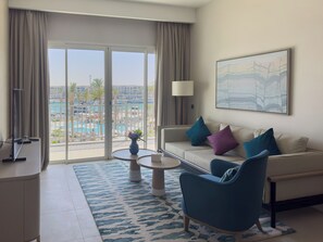 精緻公寓, 露台, 海濱風景 | 客廳 | 45 吋智能電視連衛星電視頻道