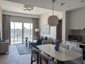 精緻公寓, 露台, 海濱風景 | 客廳 | 45 吋智能電視連衛星電視頻道