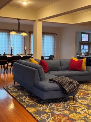 Smart-TV, Kamin, Bücher