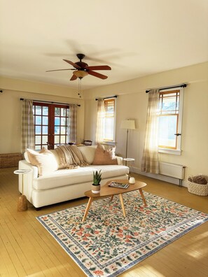 Smart-TV, Kamin, Bücher