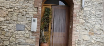 Cal Pedrellar, Casa en pueblo de montaña en la Costa Dorada