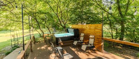Outdoor spa tub