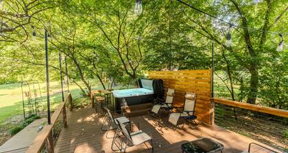 Nine Oaks Charming Retreat - Arcade Game Room - Hot Tub - Sleeps 10