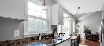 Brookside Bungalow- quiet & charming, 3 bed 2 bath, fully stocked home in Monroe