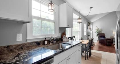 Brookside Bungalow- quiet & charming, 3 bed 2 bath, fully stocked home in Monroe