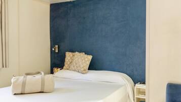 1 Schlafzimmer, Schreibtisch, Reisekinderbett, Bettwäsche