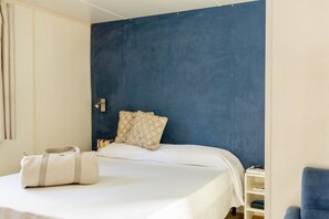 1 Schlafzimmer, Schreibtisch, Reisekinderbett, Bettwäsche