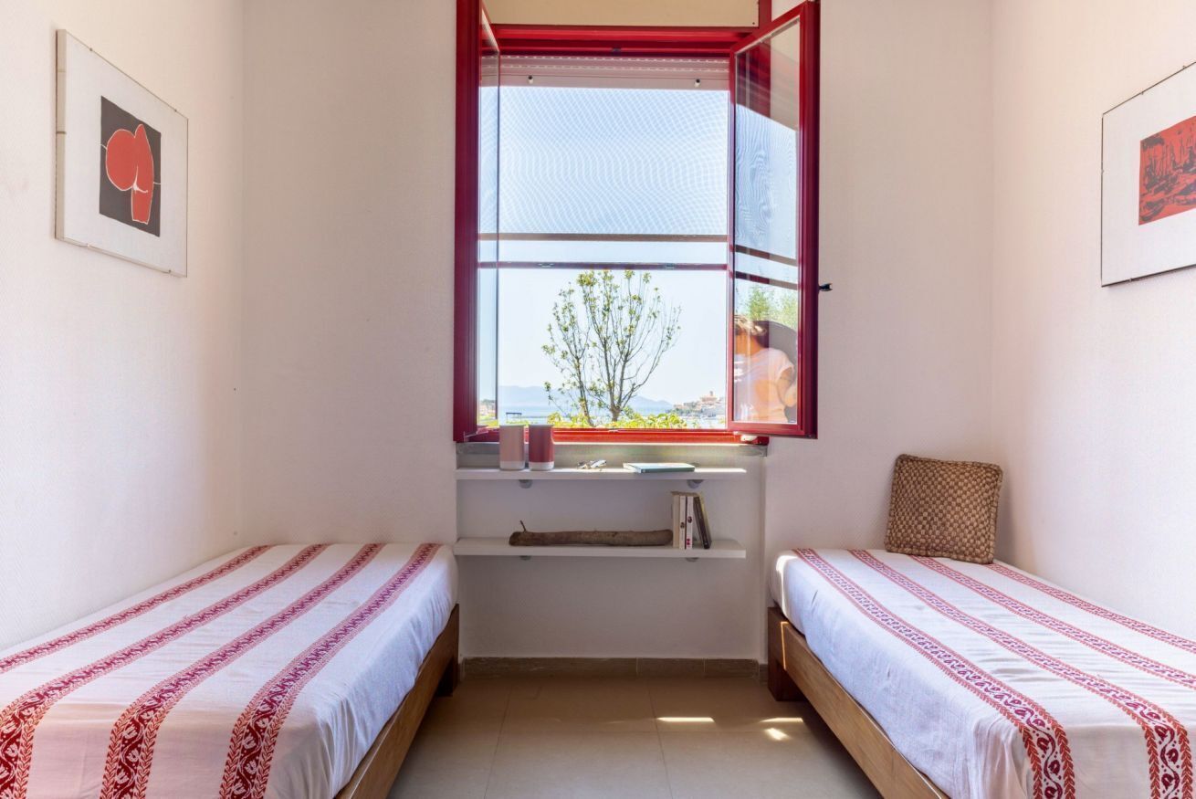 1 chambre, bureau, lit parapluie, draps fournis