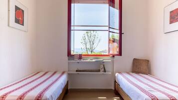 1 chambre, bureau, lit parapluie, draps fournis
