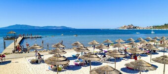 Two-room brick apartment of approximately 35 m2 equipped with air conditioning surrounded by vegetation, composed of a living room with flat-screen television, two single beds and a kitchenette equipped with stove, fridge with freezerA double bedroom, ba