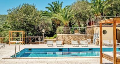 Two-room brick apartment of approximately 35 m2 equipped with air conditioning surrounded by vegetation, composed of a living room with flat-screen television, two single beds and a kitchenette equipped with stove, fridge with freezerA double bedroom, ba
