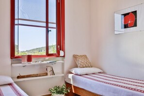 1 habitación, escritorio, cuna de viaje y ropa de cama 