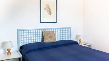 1 slaapkamer, een bureau, reisbedje, beddengoed