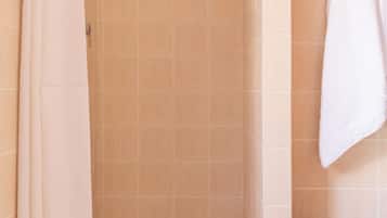 Douche, sĂšche-cheveux, bidet, serviettes fournies