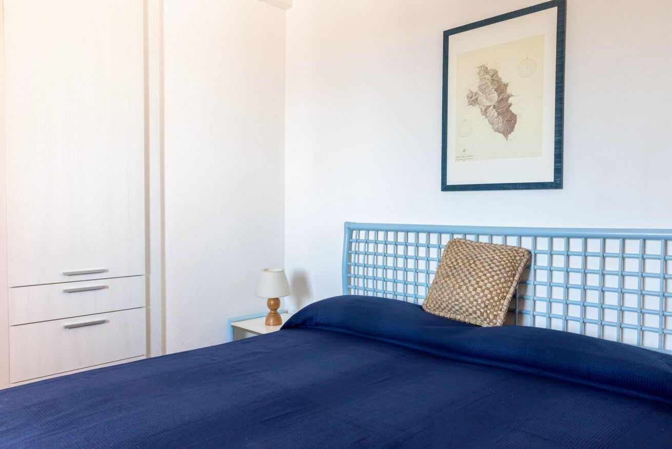 1 Schlafzimmer, Schreibtisch, Reisekinderbett, Bettwäsche
