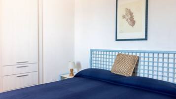 1 Schlafzimmer, Schreibtisch, Reisekinderbett, BettwÀsche