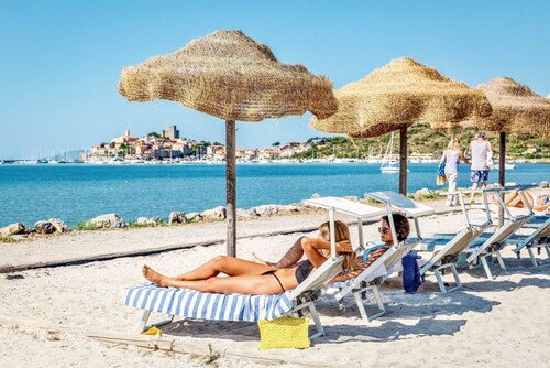 Two-room brick apartment of approximately 35 m2 on the ground floor or first floor with air conditioning surrounded by vegetation, composed of a living room with flat-screen television, two single beds and a kitchenette equipped with stove, fridge with f