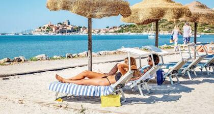 Two-room brick apartment of approximately 35 m2 on the ground floor or first floor with air conditioning surrounded by vegetation, composed of a living room with flat-screen television, two single beds and a kitchenette equipped with stove, fridge with f