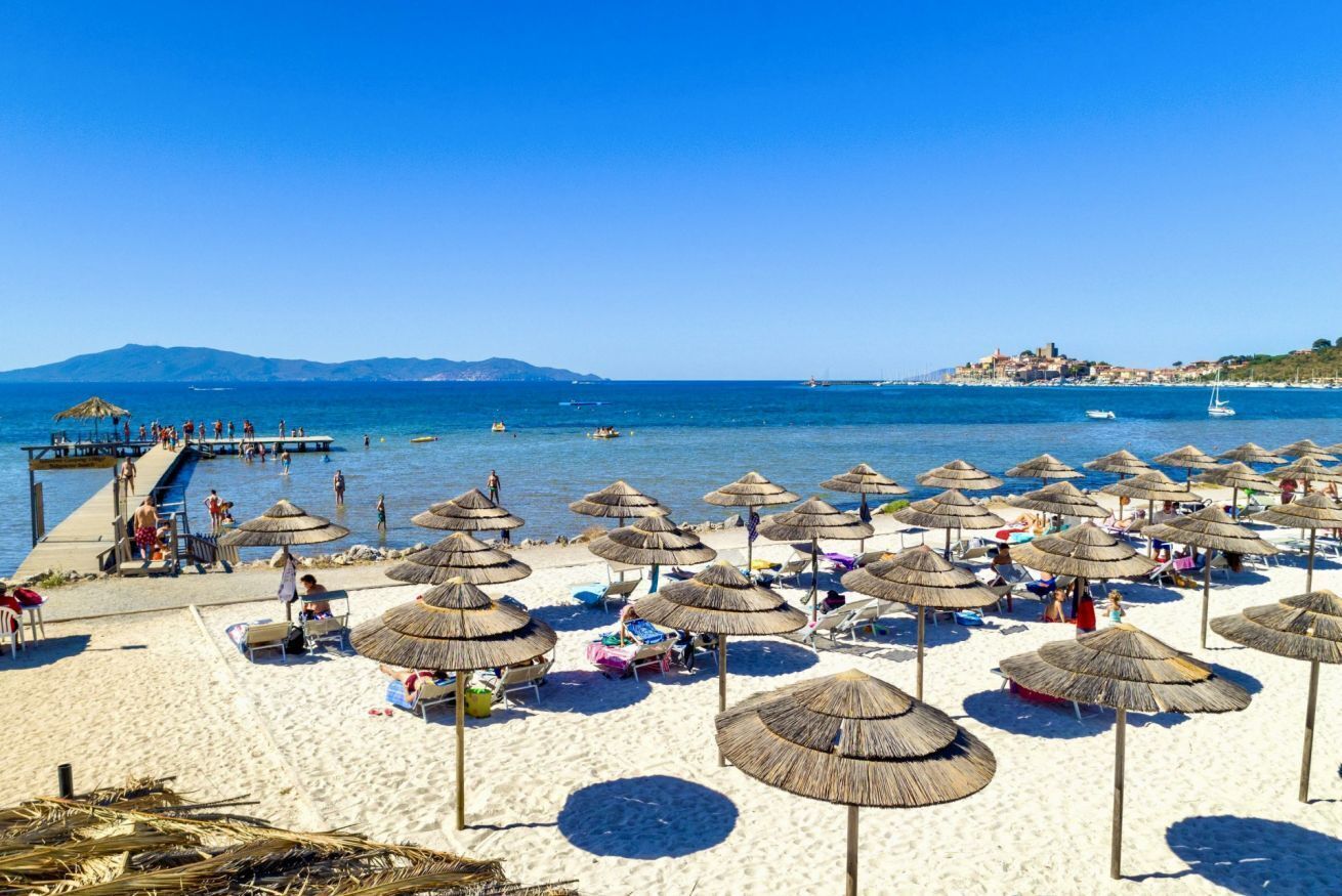 Ubicación cercana a la playa y toallas de playa