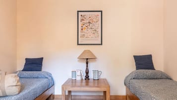 1 habitación, escritorio, cuna de viaje y ropa de cama