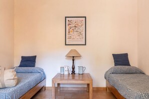 1 habitación, escritorio, cuna de viaje y ropa de cama 