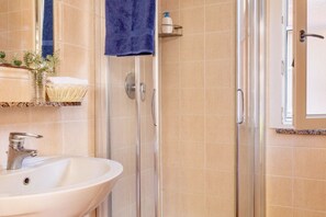 Shower, hair dryer, bidet, towels