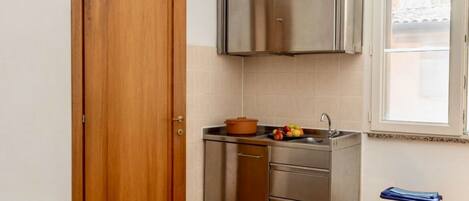 Fridge, stovetop
