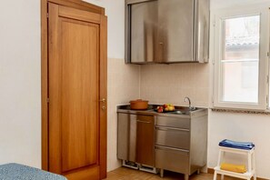 Fridge, stovetop - Two-room brick apartment of approximately 35 m2 on the ground floor or first floor with air conditioning surrounded by vegetation, composed of a living room with flat-screen television, two single beds and a kitchenette equipped with stove, fridge with f (Talamone)