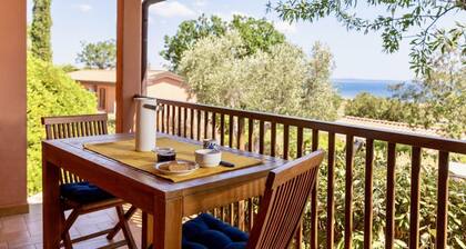 Two-room brick apartment of approximately 35 m2 on the ground floor or first floor with air conditioning surrounded by vegetation, composed of a living room with flat-screen television, two single beds and a kitchenette equipped with stove, fridge with f