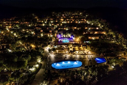 Two-room brick apartment of approximately 35 m2 on the ground floor or first floor with air conditioning surrounded by vegetation, composed of a living room with flat-screen television, two single beds and a kitchenette equipped with stove, fridge with f