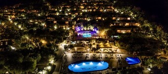 Two-room brick apartment of approximately 35 m2 on the ground floor or first floor with air conditioning surrounded by vegetation, composed of a living room with flat-screen television, two single beds and a kitchenette equipped with stove, fridge with f