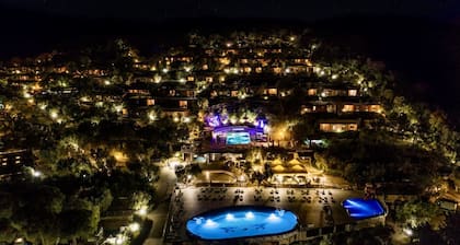 Two-room brick apartment of approximately 35 m2 on the ground floor or first floor with air conditioning surrounded by vegetation, composed of a living room with flat-screen television, two single beds and a kitchenette equipped with stove, fridge with f