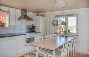 Kjøleskap, mikrobølgeovn, kokeplater og oppvaskmaskin
