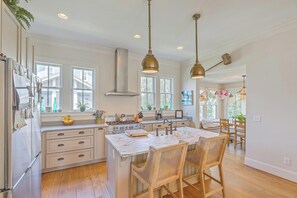 Fridge, microwave, oven, stovetop - Mt Pleasant Treasure-Mins to the Beach (Mt Pleasant)