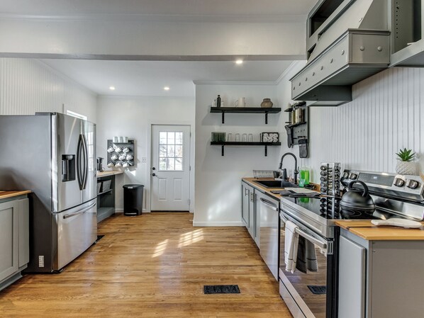 Dining tables - Central ~ Modernized ~ Fairgrounds ~ Plaza (Oklahoma City)