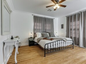 4 bedrooms, WiFi, bed sheets - Central ~ Modernized ~ Fairgrounds ~ Plaza (Oklahoma City)