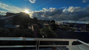 Un quartier résidentiel avec des maisons et un ciel dégagé.