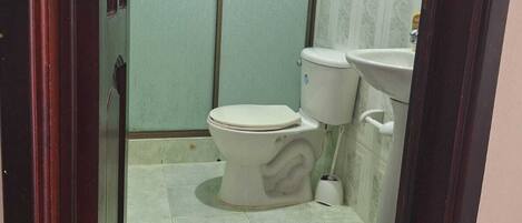 Un baño con inodoro, bidé y lavabo.