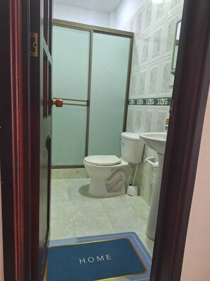 A bathroom with a toilet, bidet, and sink.