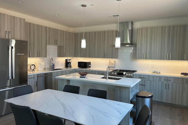 Refrigerador, microondas, horno, placa de cocina