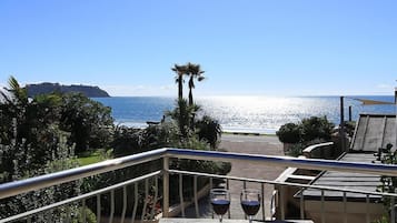 Seaview - Upstairs One Bedroom Apartment | Terrace/patio