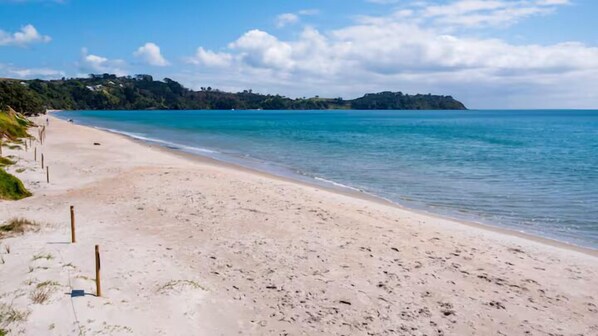Ubicación cercana a la playa y arena blanca