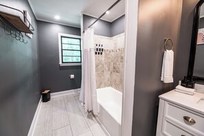 Sèche-cheveux, bidet, serviettes fournies, savon