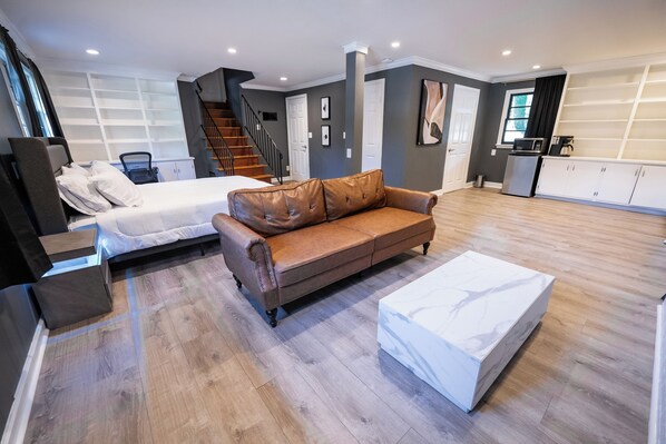 4 bedrooms, desk, iron/ironing board, WiFi - Modern Stay on Green Valley - 2.5 mi to downtown Greensboro (Greensboro)