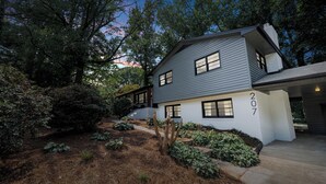 A two-story house with a white exterior and the number 207 on the front. - Modern Stay on Green Valley - 2.5 mi to downtown Greensboro (Greensboro)