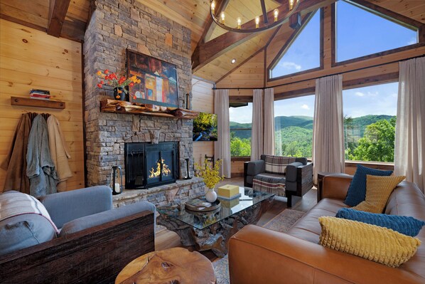 Smart TV, chimenea, futbolito y tenis de mesa