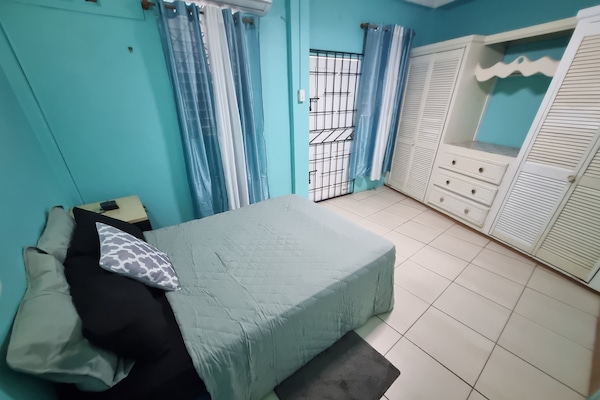 1 soveværelse, pengeskab på værelset, strygejern/strygebræt