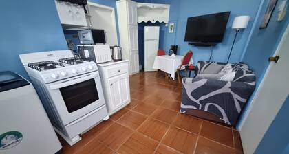 One-bedroom apartment in Castries with AC, WiFi.
Homey feeling.