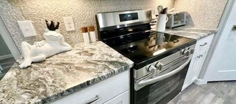 HONEY HOLE Family Fishing - Pets Add Fees